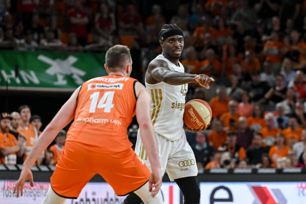 连扳两局！石宇奇2-1逆转小波波夫 晋级男单八强