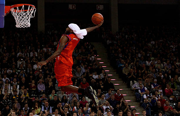 新婚快乐！骑士中锋艾伦与妻子在婚礼跳舞 伴郎伴娘团也一同伴舞