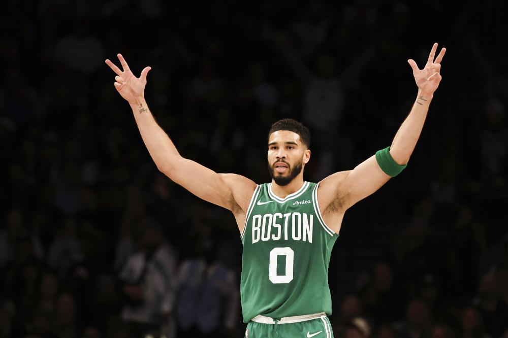 球星的个人能力！班凯罗持球一打一潇洒转身杀入禁区打成2+1